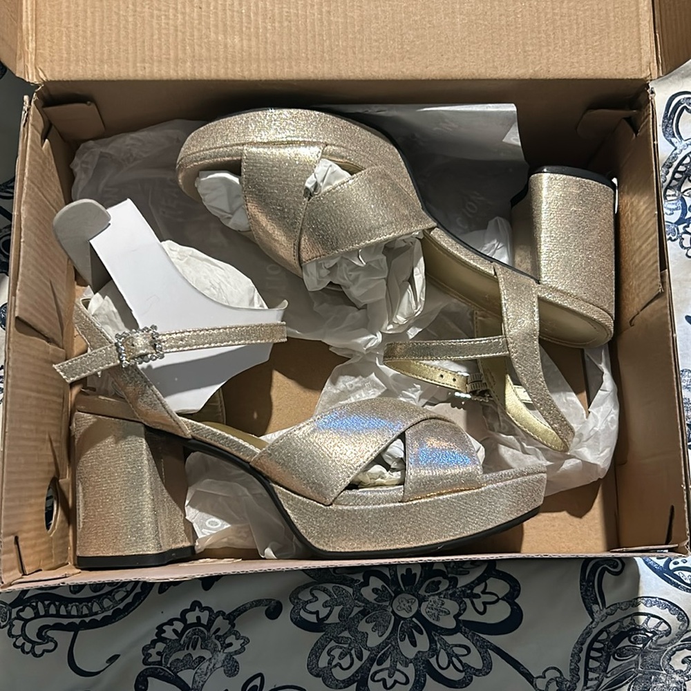 NIB Light Gold 3” Kenneth Cole Platform Sandal